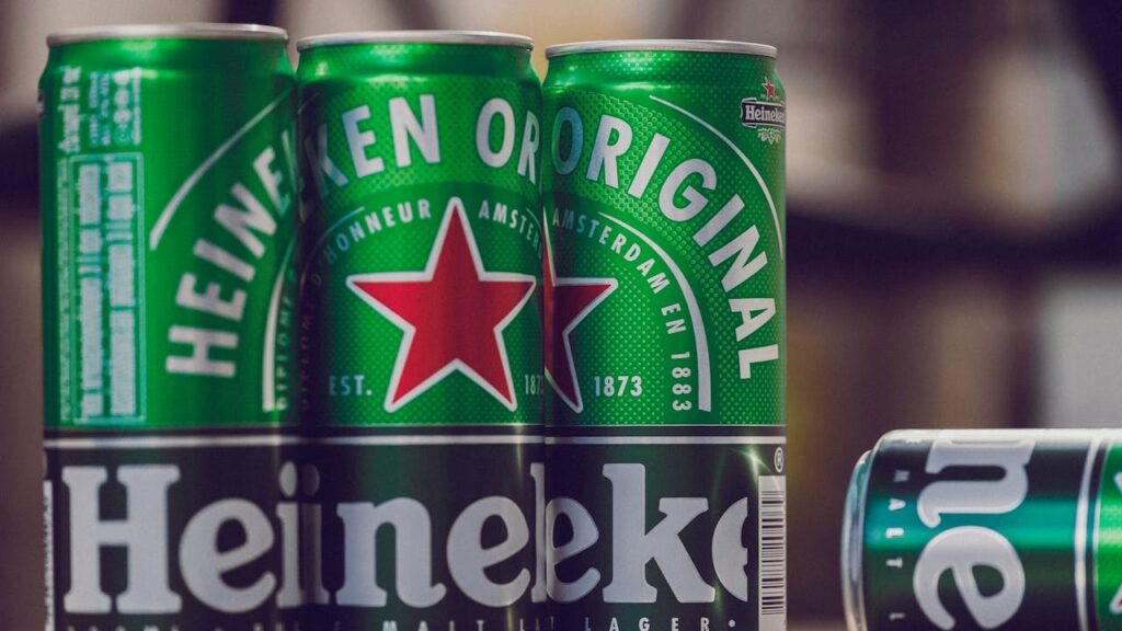 Heineken groothandel met blikjes Heineken Original gereed voor distributie