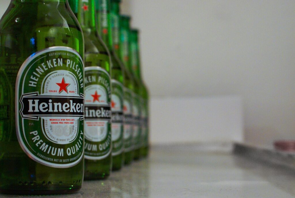 Heineken groothandel met blikjes Heineken Original gereed voor distributie