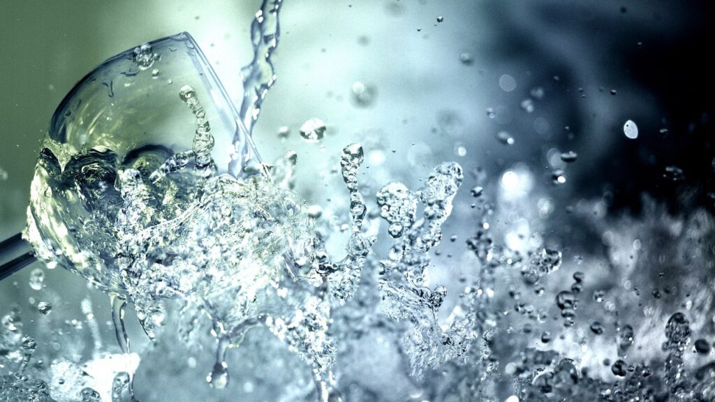 Water dat uit een glas spat als verfrissend Spa mineraalwater, passend bij een Spa groothandel assortiment