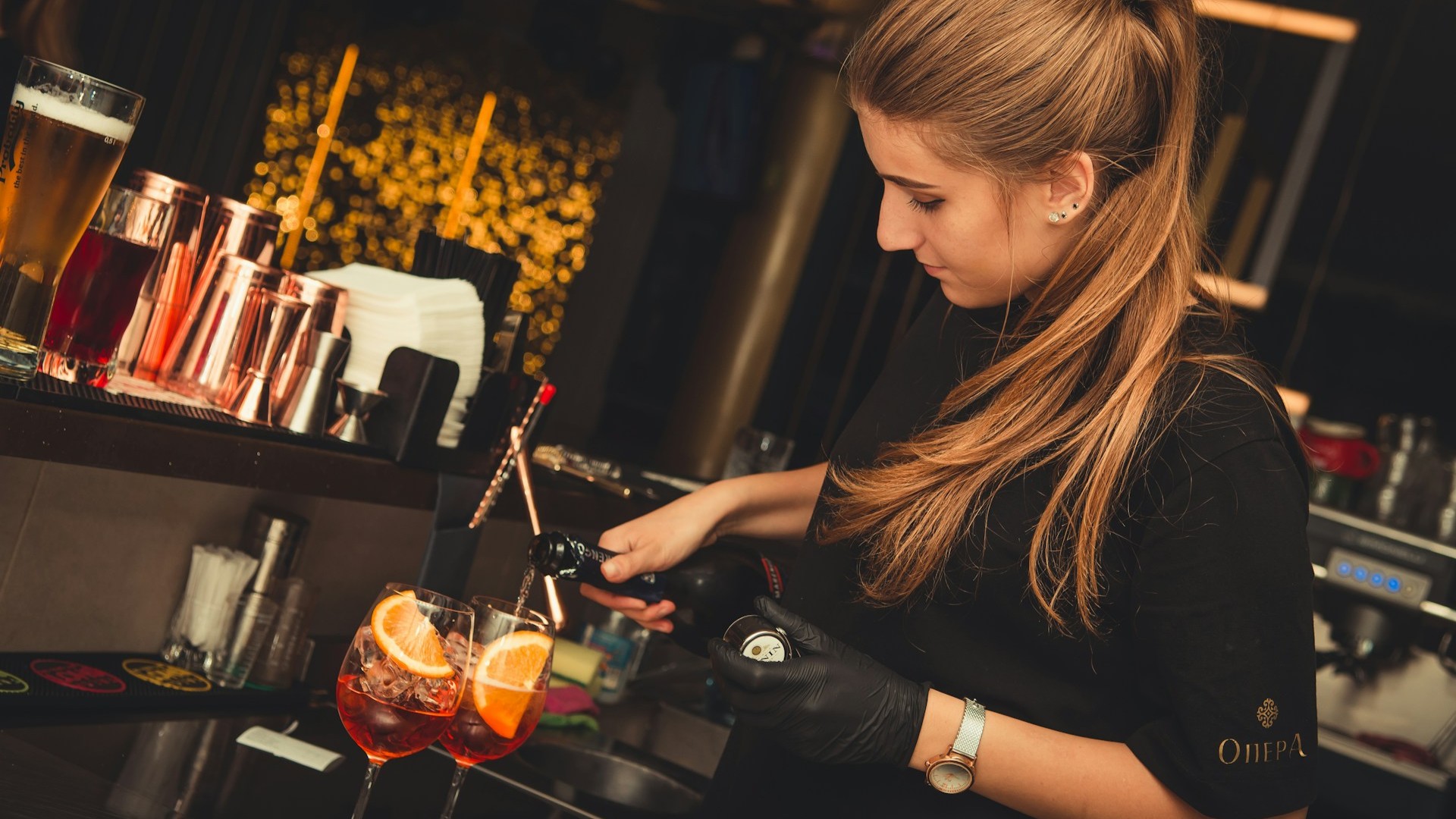 Alcoholwet horeca: medewerker schenkt drank in glazen achter de bar