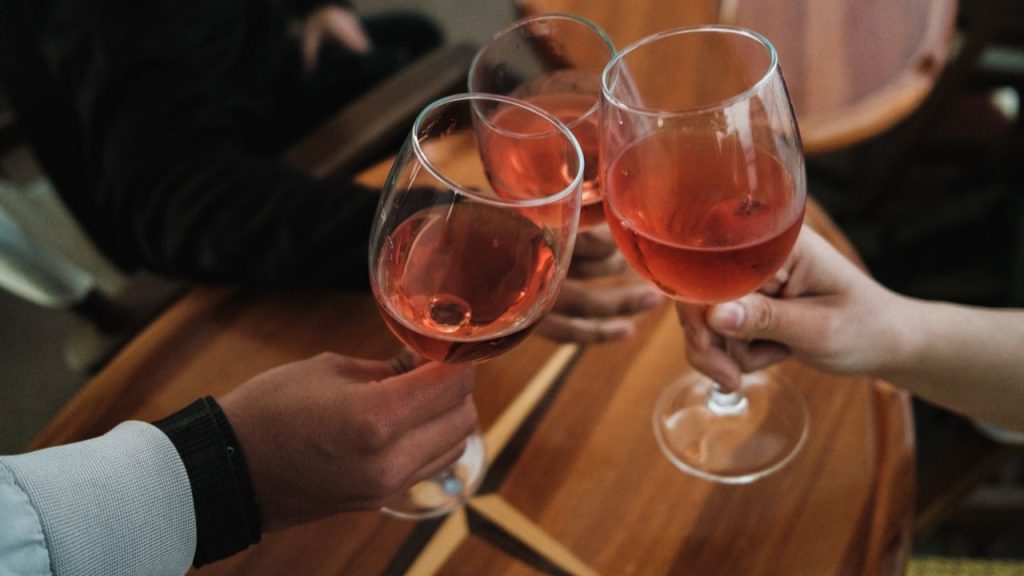 Gasten toosten in een horecazaak die de Alcoholwet naleeft